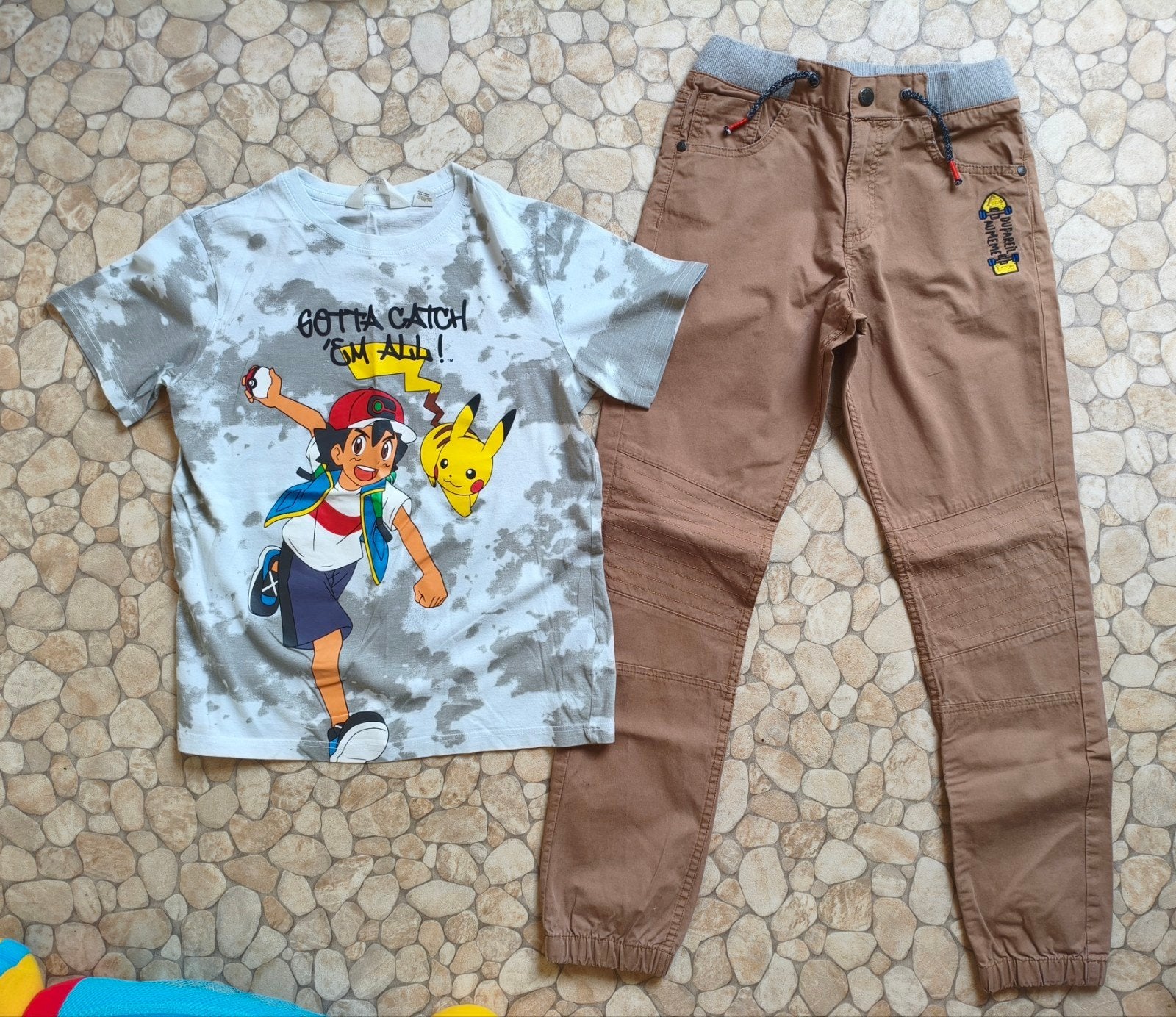 DPM broek + Pokémon T-shirt – maat 146–152, Kinderen en Baby's, Kinderkleding | Maat 152, Broek, Gebruikt, H&M, Ophalen of Verzenden