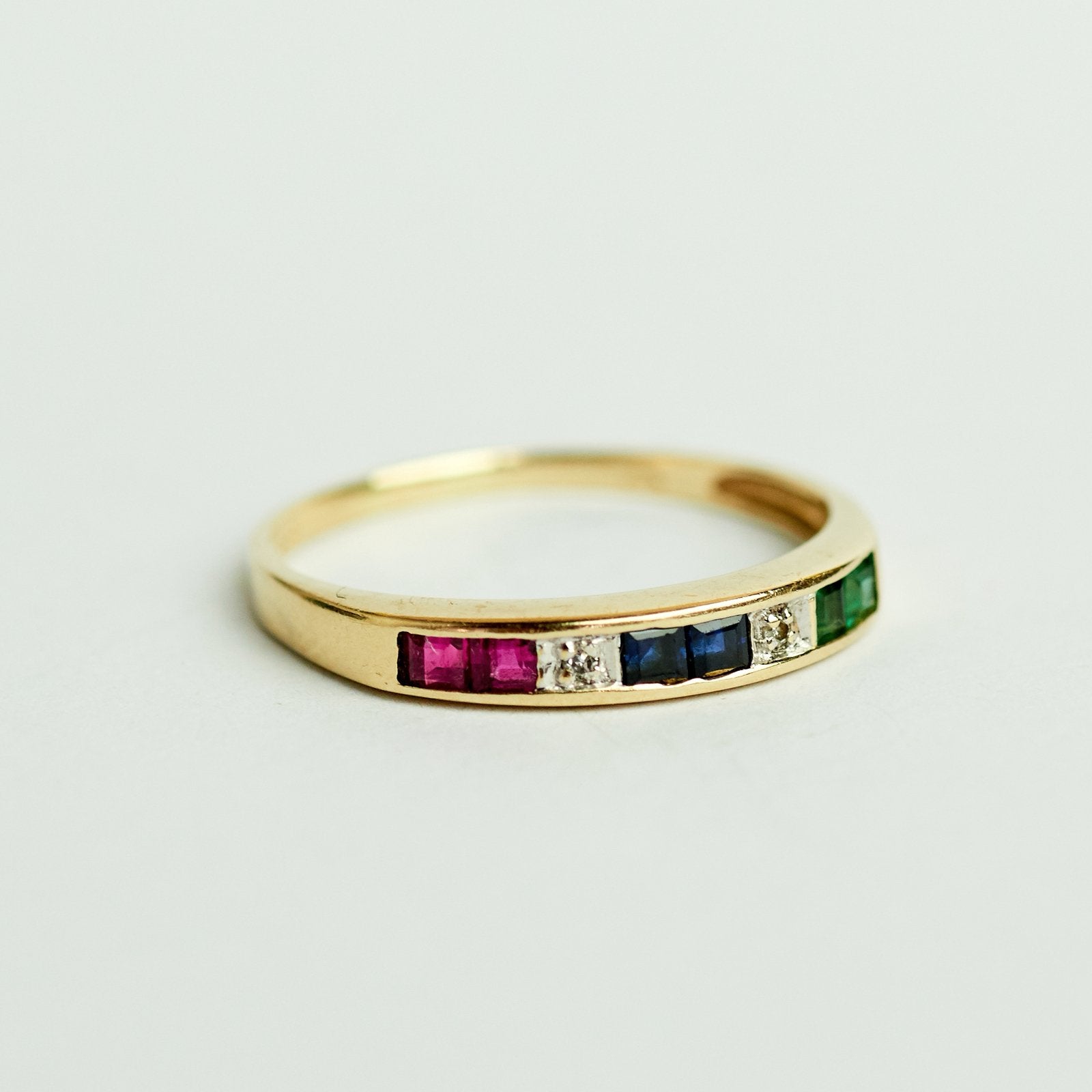 14k vintage gouden ring met robijn, smaragd en saffier, Ophalen of Verzenden, Dame, Goud, Kleiner dan 17
