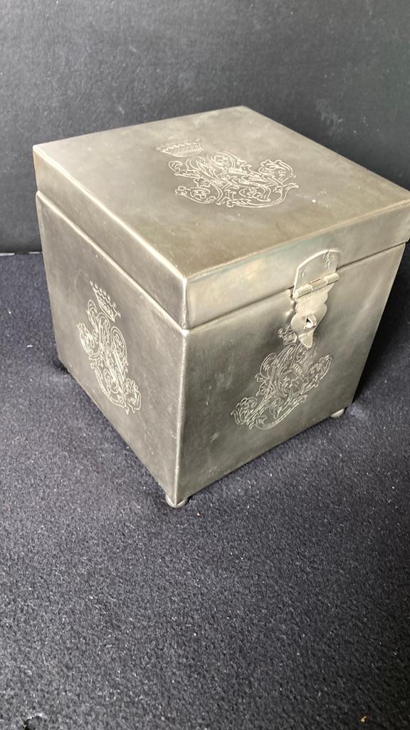 Decoratief “zilver-like”kistje met 5 gegraveerde monogrammen, Antiek en Kunst, Ophalen of Verzenden