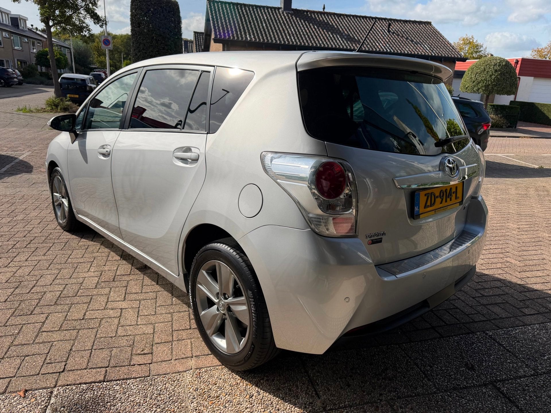 Toyota Verso 1.8 VVT-i Dynamic Business|Pano|Navi|Half Leder, Auto's, Dealer onderhouden, Gebruikt, 4 cilinders, Leder en Stof