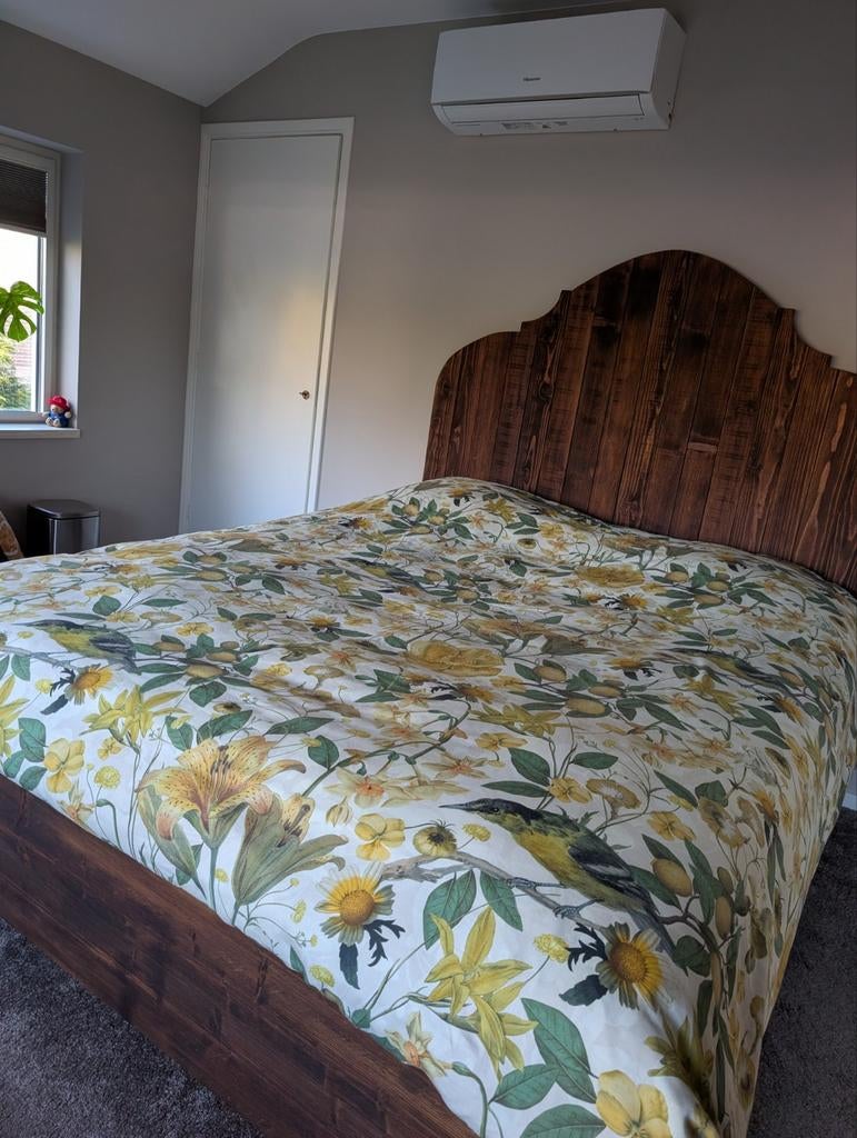 Massief houten tweepersoonsbed met sierlijk hoofdbord, Ophalen, Bruin, Rustiek, Klassiek, Tweepersoons