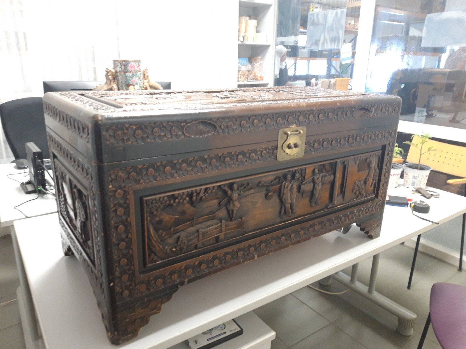 "Vintage" Chinese kist met houtsnijwerk, Antiek en Kunst, Ophalen of Verzenden