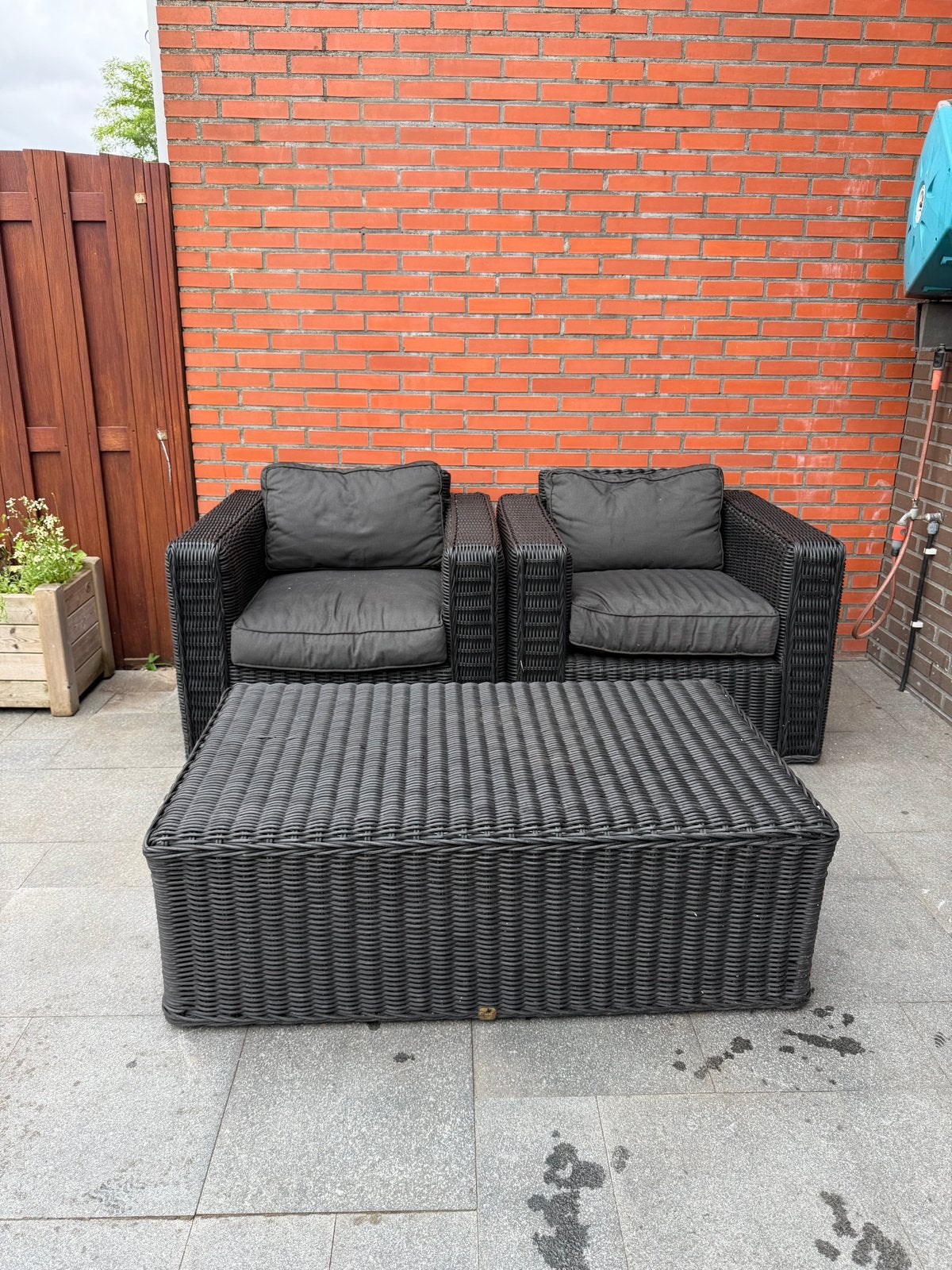 Wicker Loungeset (2 stoelen + grote loungetafel/hocker), Tuin en Terras, Gebruikt, Tuinset, Ophalen, 2 zitplaatsen