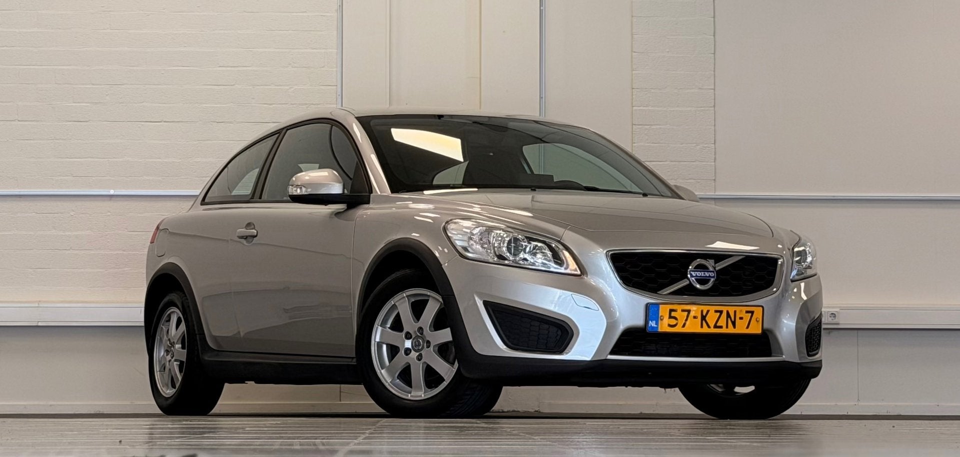 Volvo C30 1.6i 16V Kinetic 1e Eigenaar Navi APK 12-03-2027 G, Auto's, Voorwielaandrijving, 1596 cc, Gebruikt, Zwart