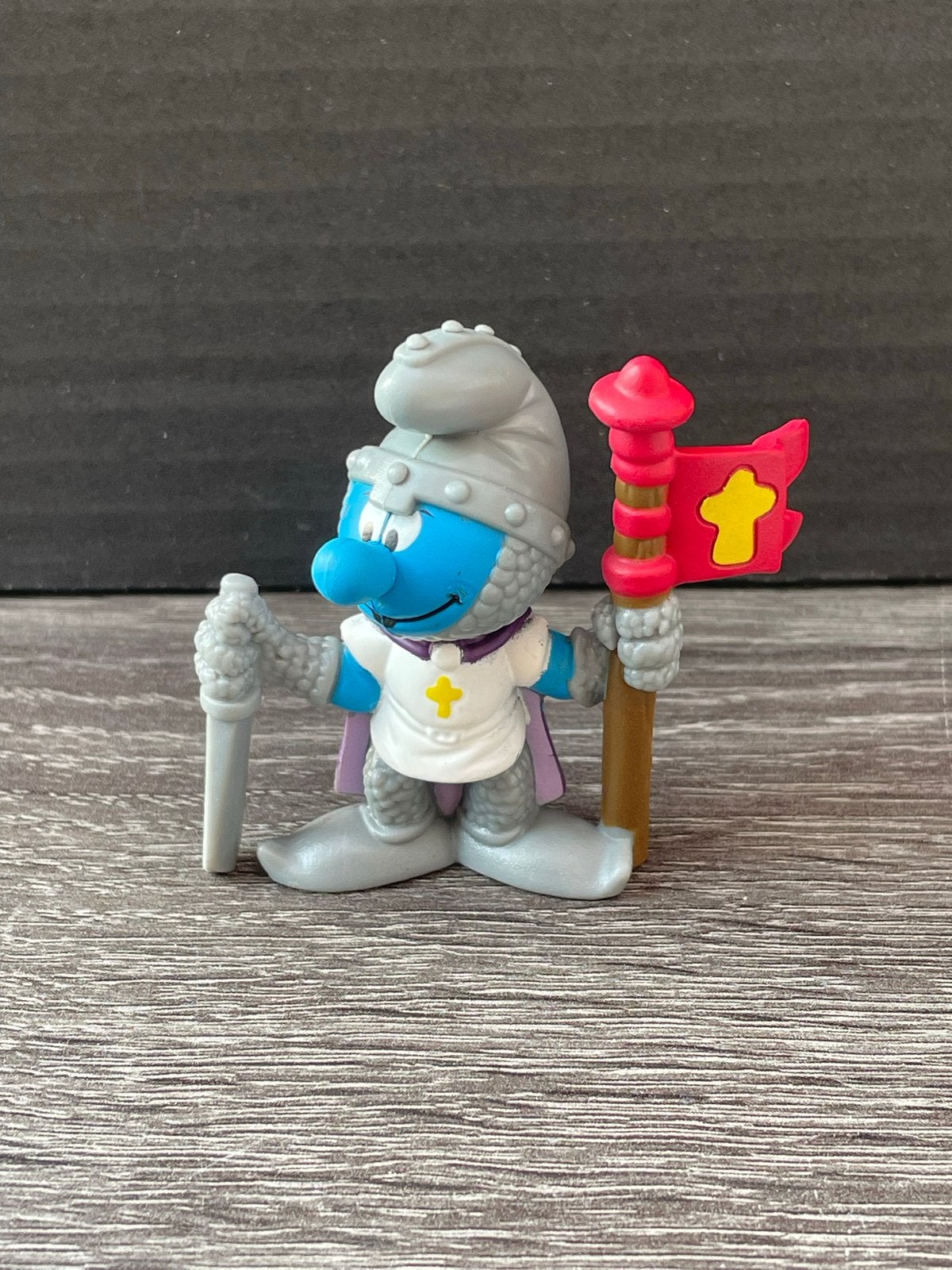 Smurf ridder met zwaard en vlag - Vintage Smurfen figuur, Verzamelen, Smurfen, Ophalen of Verzenden, Gebruikt, Overige Smurfen