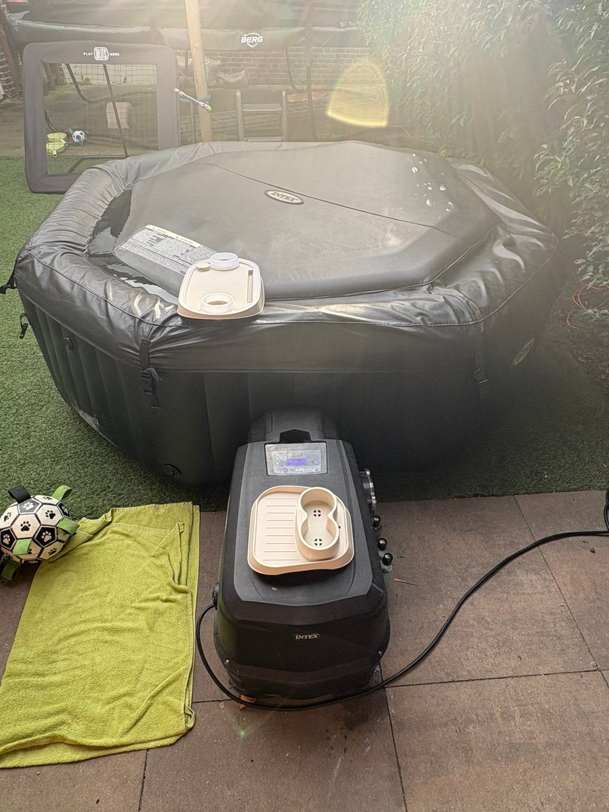 Intex Jacuzzi 6 persoons, Tuin en Terras, Ophalen, Zo goed als nieuw, Afdekzeil, Opblaasbaar