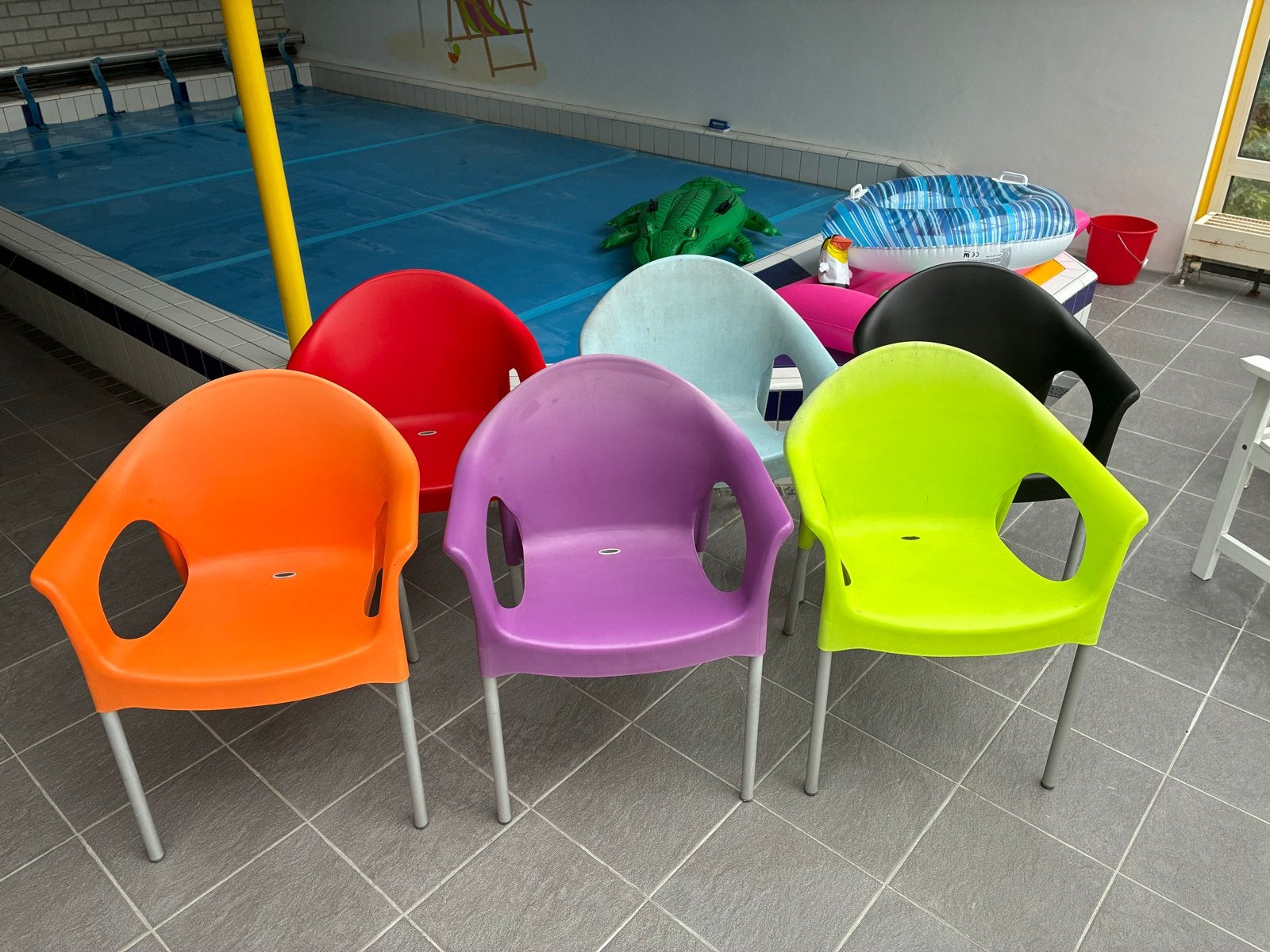 Set van 6 kleurrijke kunststof stoelen, Ophalen, Kunststof, Gebruikt, Overige kleuren