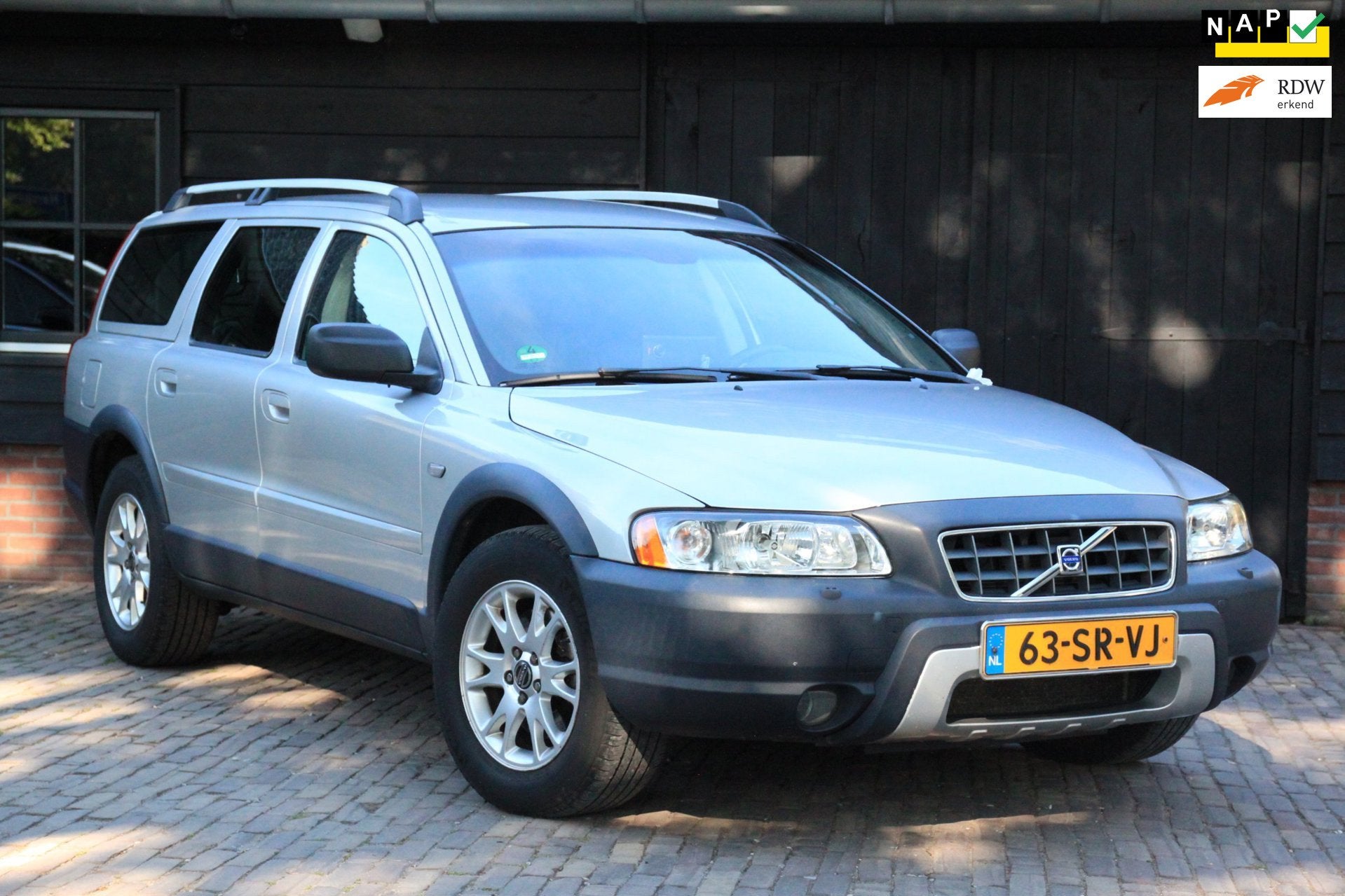 Volvo XC70 2.4 D5 Momentum Camera/Navigatie/Leer/Apk 06-2027, Automaat, 1694 kg, Zwart, 197 €/maand