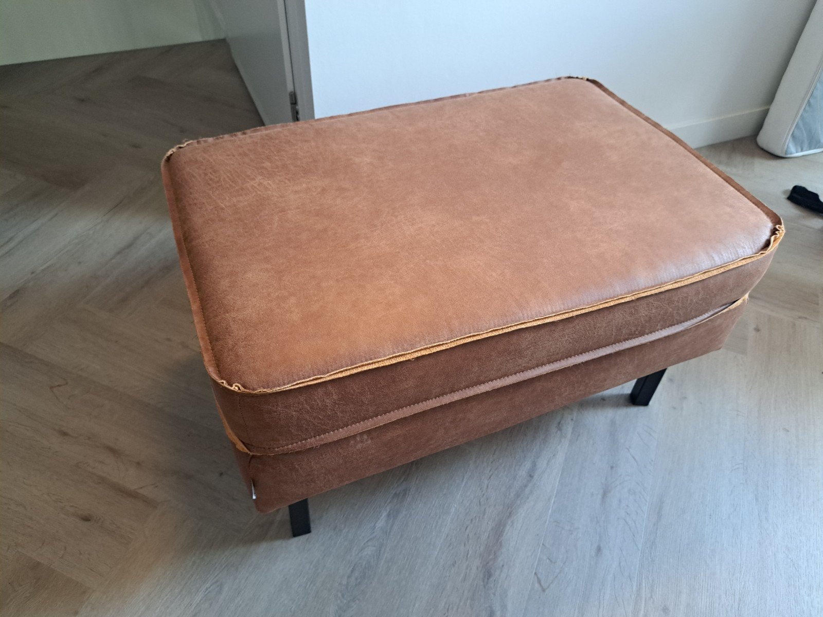 WOOOD Rodeo hocker op poten- recycle leer- Cognac, Ophalen, Modern, Industrieel, Leer, 75 tot 100 cm