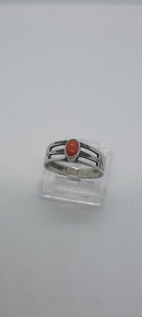 Zilveren ring met bloedkoraal, maat 16.5 (835 zilver), Ophalen of Verzenden, Kleiner dan 17, Met edelsteen, Dame