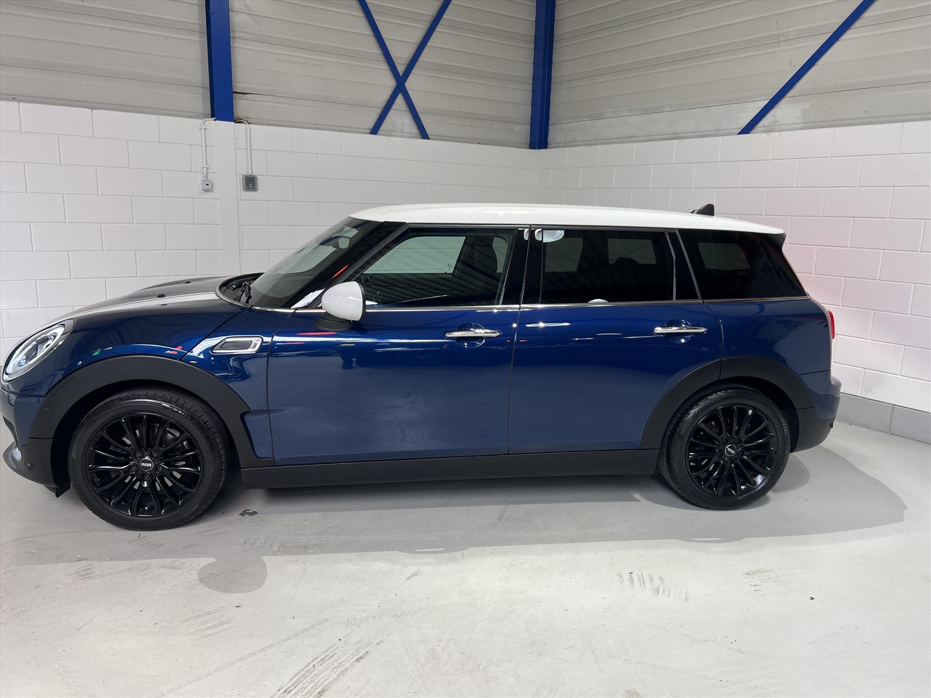 MINI Clubman 1.5 136pk Aut Cooper, Led, Keyless, ACC, Camera, Auto's, 136 pk, Gebruikt, Blauw, Leder en Stof