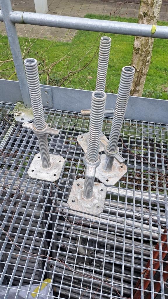 Te koop Gegalfiniseerde voet spindel meerdere aanwezig, Doe-het-zelf en Verbouw, Steigers, Ophalen of Verzenden, Layer, Rolsteiger of Kamersteiger