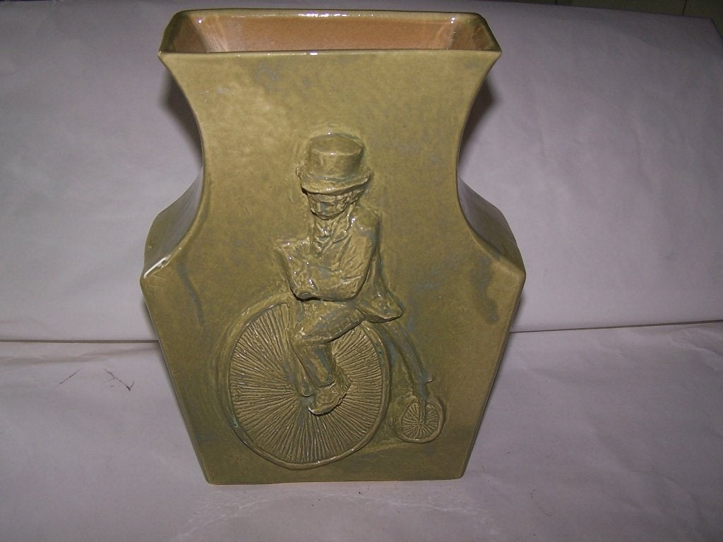 Vintage vaas met reliëf van man op fiets. Zie foto's., Gebruikt, Met patroon/structuur, 30 cm, Ophalen of Verzenden