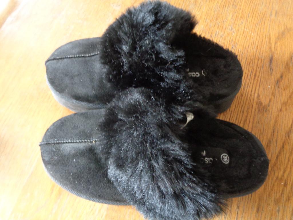 zwarte slippers met bont maat 36 dikke zool, Zwart, Nieuw, Ophalen of Verzenden, Pantoffels of Sloffen
