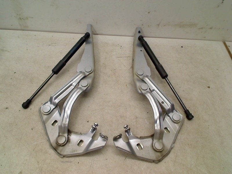 Motorkapscharnier set Audi A1 Sportback (8XA/8XF) 8X0823301A, Gebruikt, Auto-Union-Straße  1, Ingolstadt 85057, , Duitsland, Info@audi.de