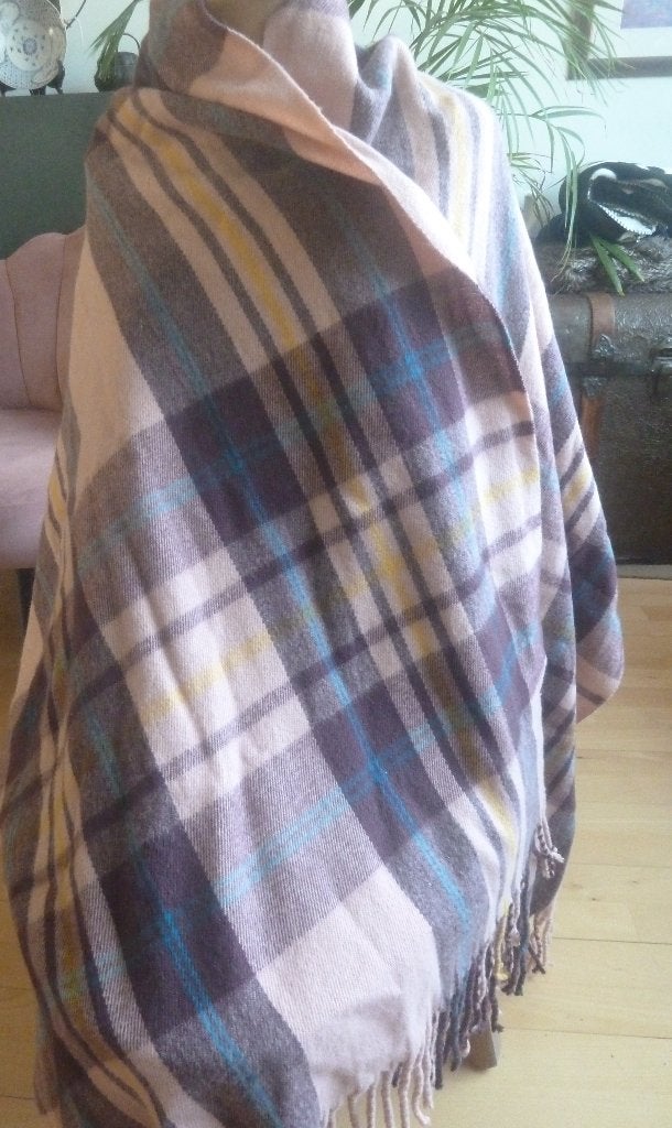 Mooie warme brede Shawl.Mooie ruit., Maat 46/48 (XL) of groter, Ophalen of Verzenden, Sjaal, Onbekend