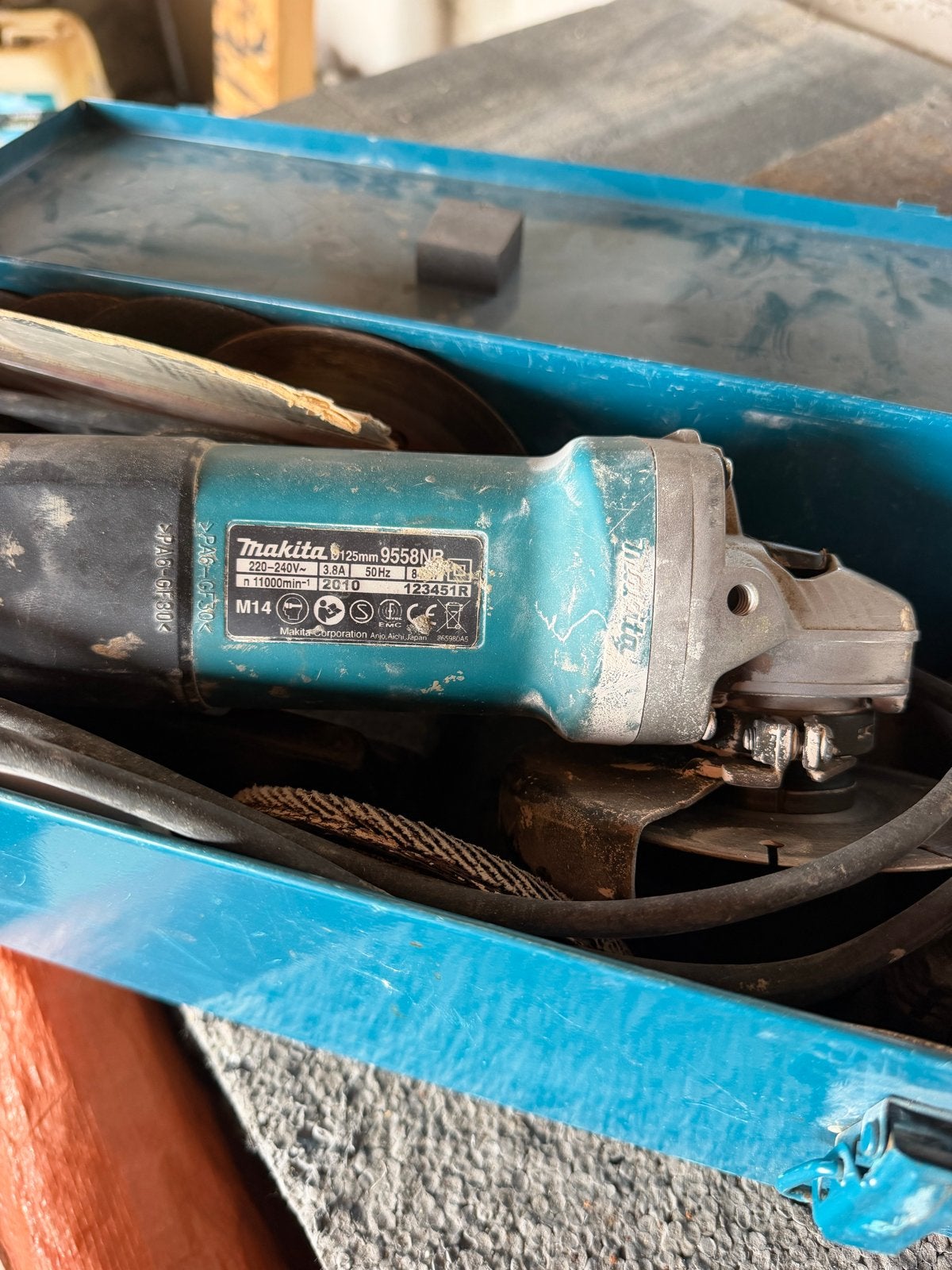 Makita 9558NB Haakse Slijpmachine met Koffer, Ophalen, Gebruikt, 700 tot 1000 watt, Haakse handslijpmachine