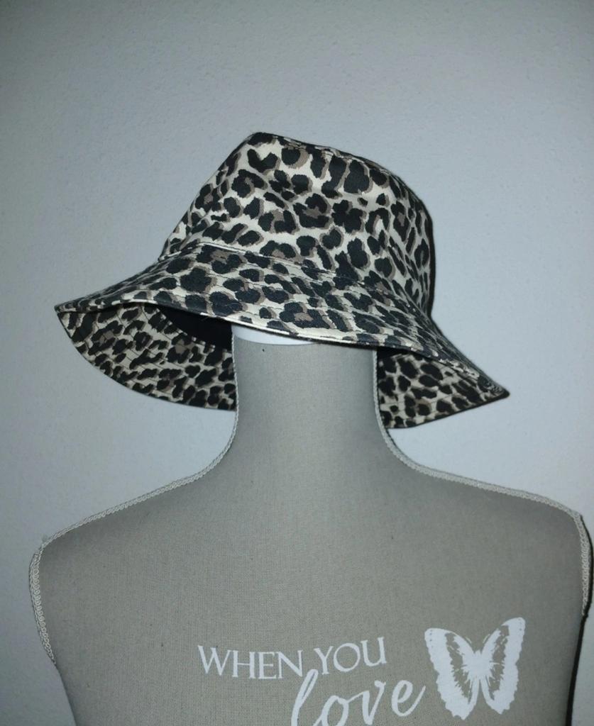 Festival vissershoedje bucket panterprint 56cm NIEUW, Ophalen of Verzenden, Nieuw, 56 of 57 cm (M, 7 of 7⅛ inch)
