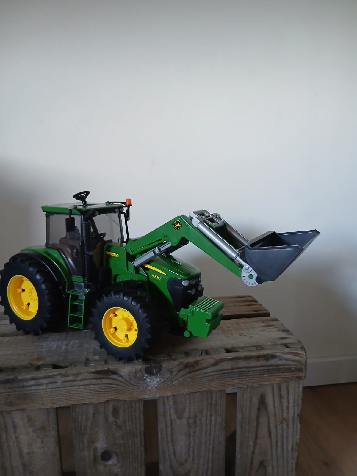Bruder John Deere 7930 Tractor met voorlader, Kinderen en Baby's, Speelgoed | Speelgoedvoertuigen, Ophalen of Verzenden, Zo goed als nieuw