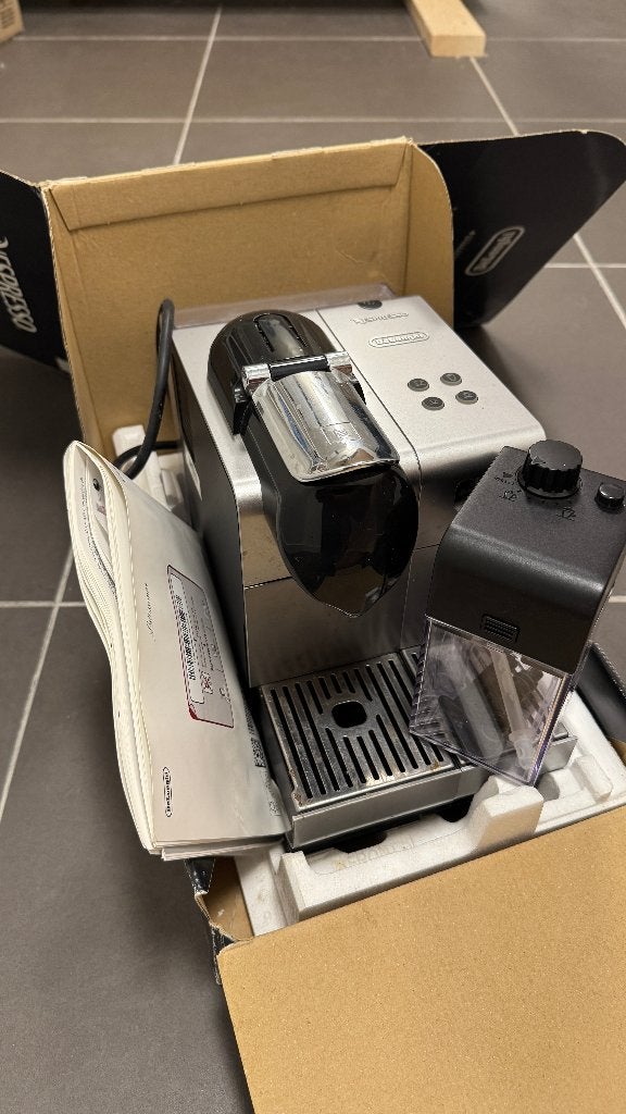DeLonghi Nespresso koffie machine EN520.S, Koffiepads en cups, Gebruikt, Koffiemachine, Ophalen of Verzenden