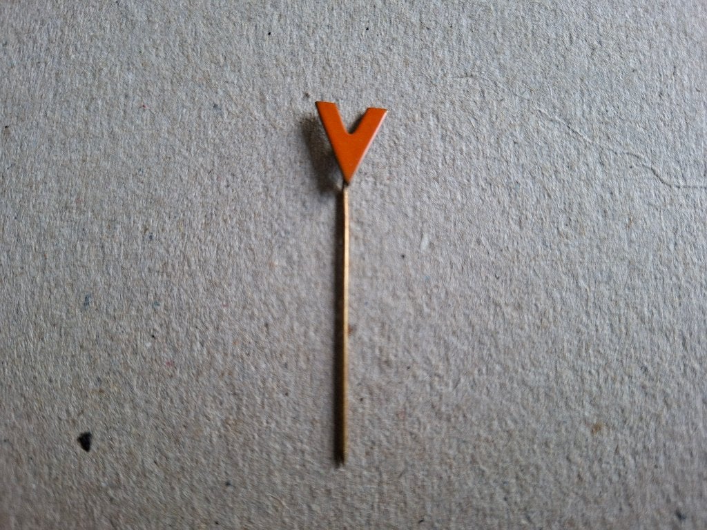 Duitse Oranje V op steker: V voor Victorie. WO II, 1941., Ophalen of Verzenden, Overige soorten, Nederland, Embleem of Badge
