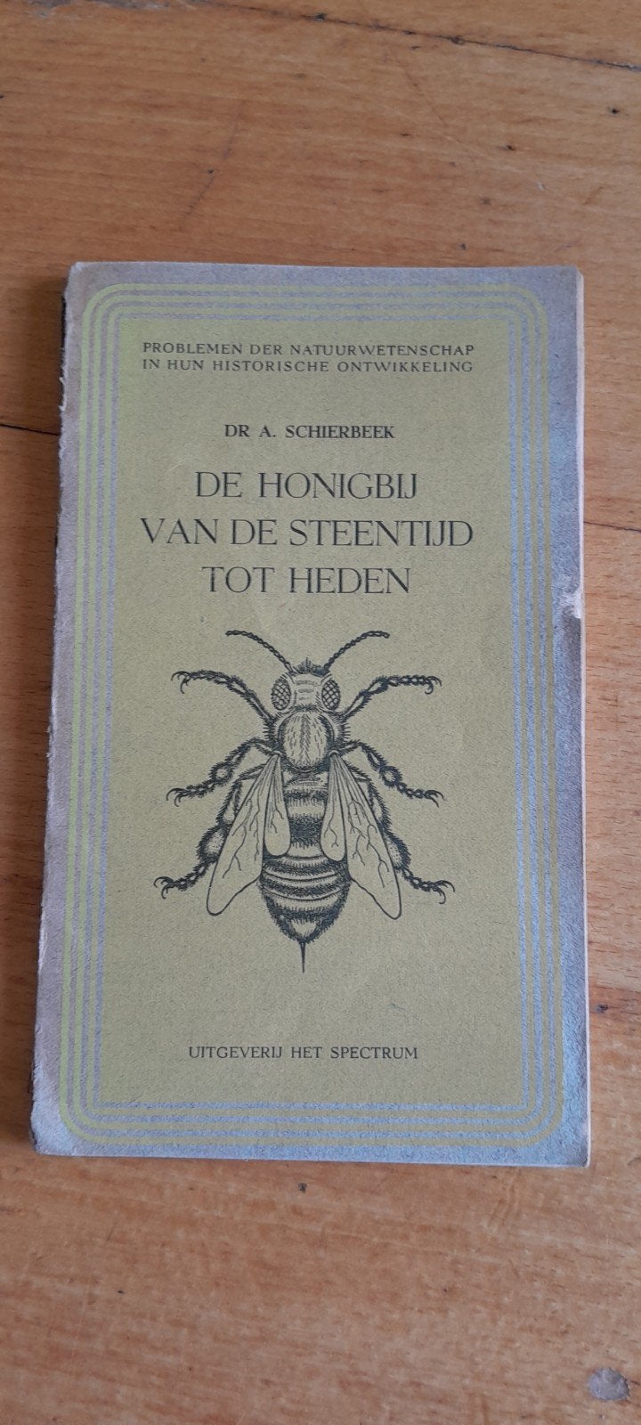 De Honingbij van de Steentijd tot Heden - Dr. A. Schierbeek, Ophalen of Verzenden, Gelezen, Dr. A. Schierbeek, Natuurwetenschap