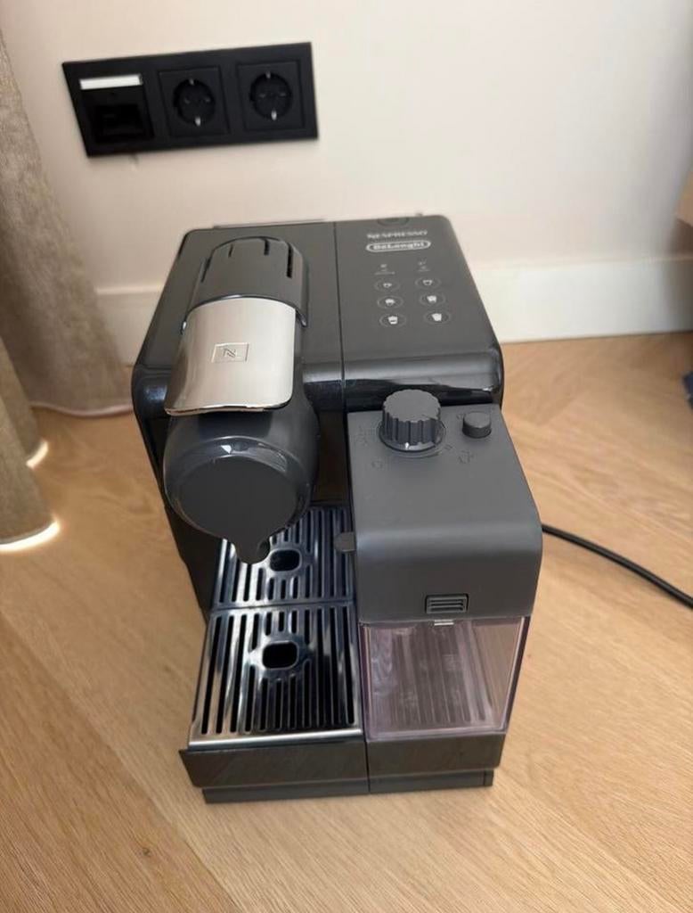 Nespresso De'Longhi Koffiemachine met Melkopschuimer, Gebruikt, Koffiemachine, Ophalen of Verzenden, 2 tot 4 kopjes