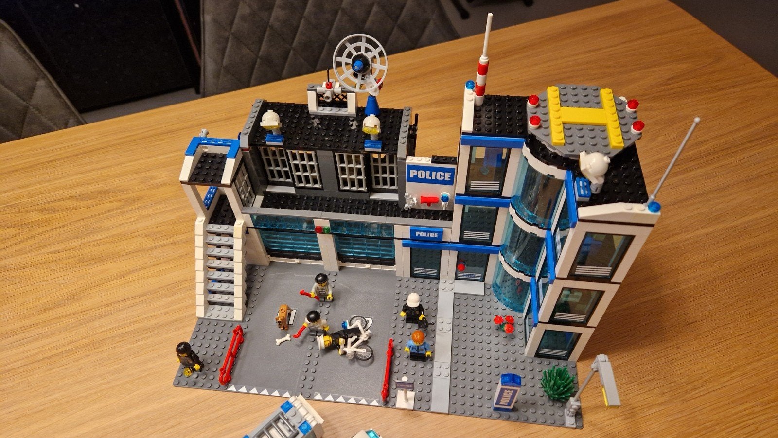 Lego 7498 politiebureau, Kinderen en Baby's, Speelgoed | Duplo en Lego, Ophalen of Verzenden, Gebruikt