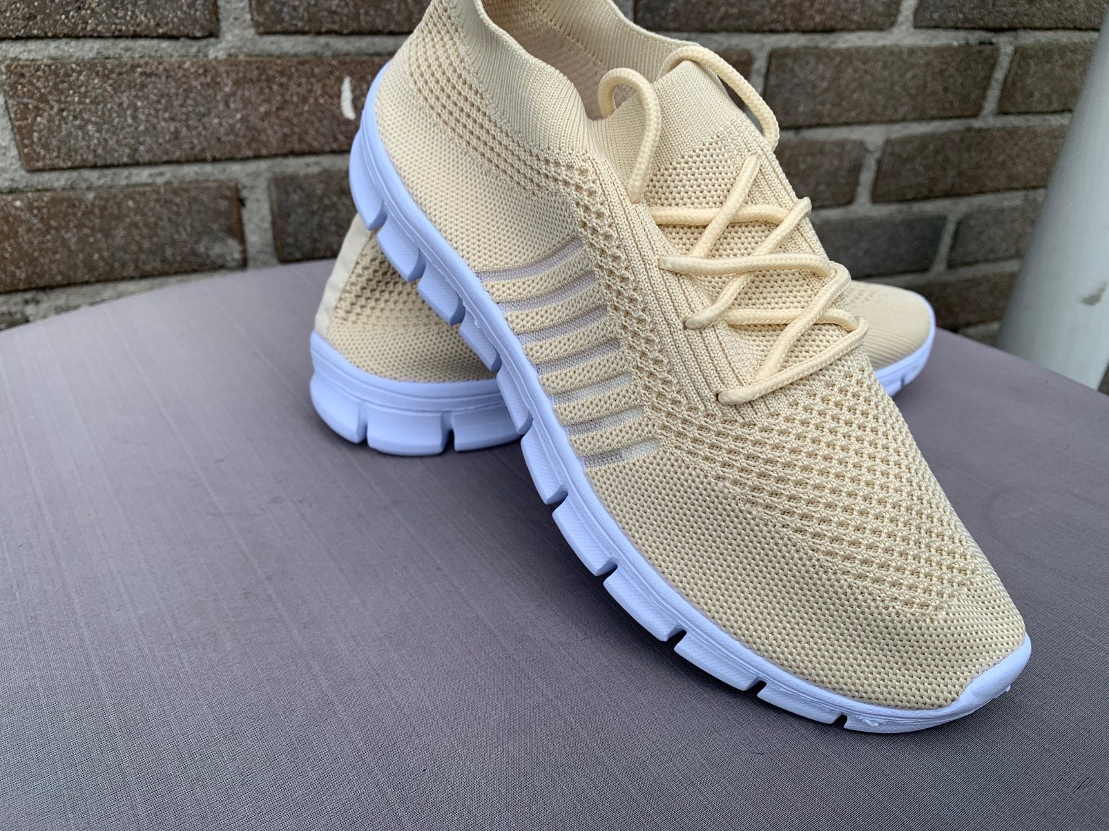 Lichtgewicht schoenen maat 40 ideaal voor gymnastiek, Nieuw, Ophalen of Verzenden, Sportschoenen, Beige