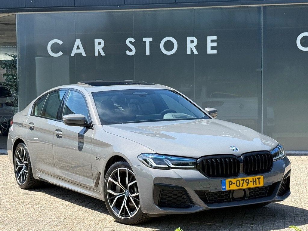 BMW 5-serie 530e M-Sport BERNINAGRAU Pano|LASER|HuD|Adap Cru, Auto's, BMW, Achterwielaandrijving, Gebruikt, 4 cilinders, Hybride Elektrisch/Benzine