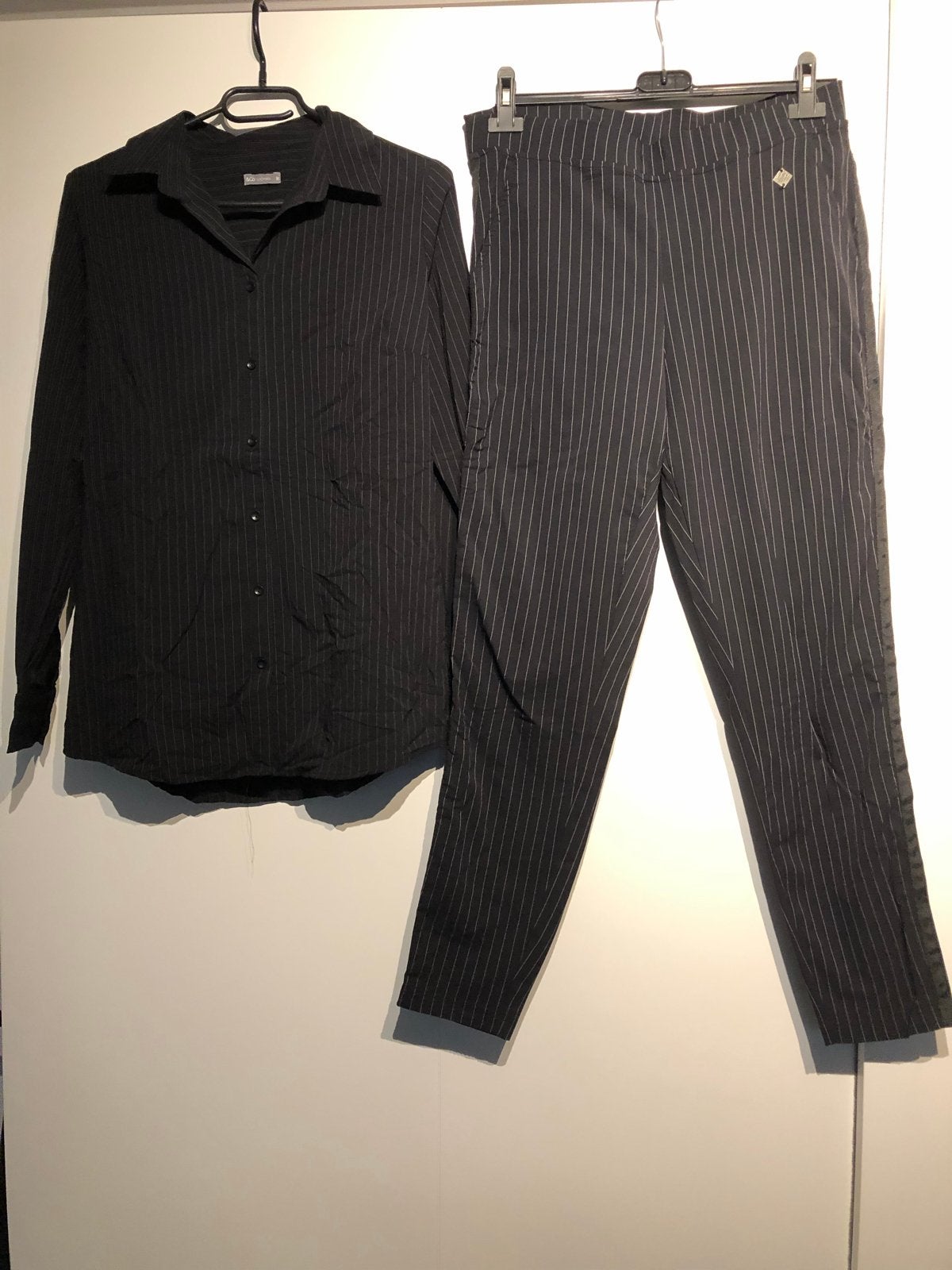 Stijlvol travel zwart krijtstreep pak - &Co Woman, Kostuum of Pak, Zwart, Maat 42/44 (L), Ophalen of Verzenden