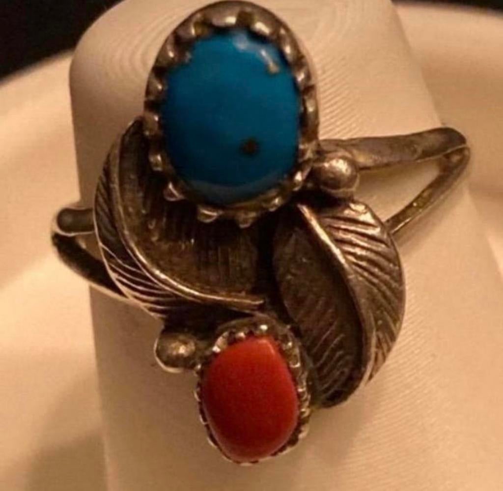 Prachtige Navajo ring met turquoise en rode stenen, Gebruikt, Ophalen of Verzenden, 17 tot 18, Met edelsteen
