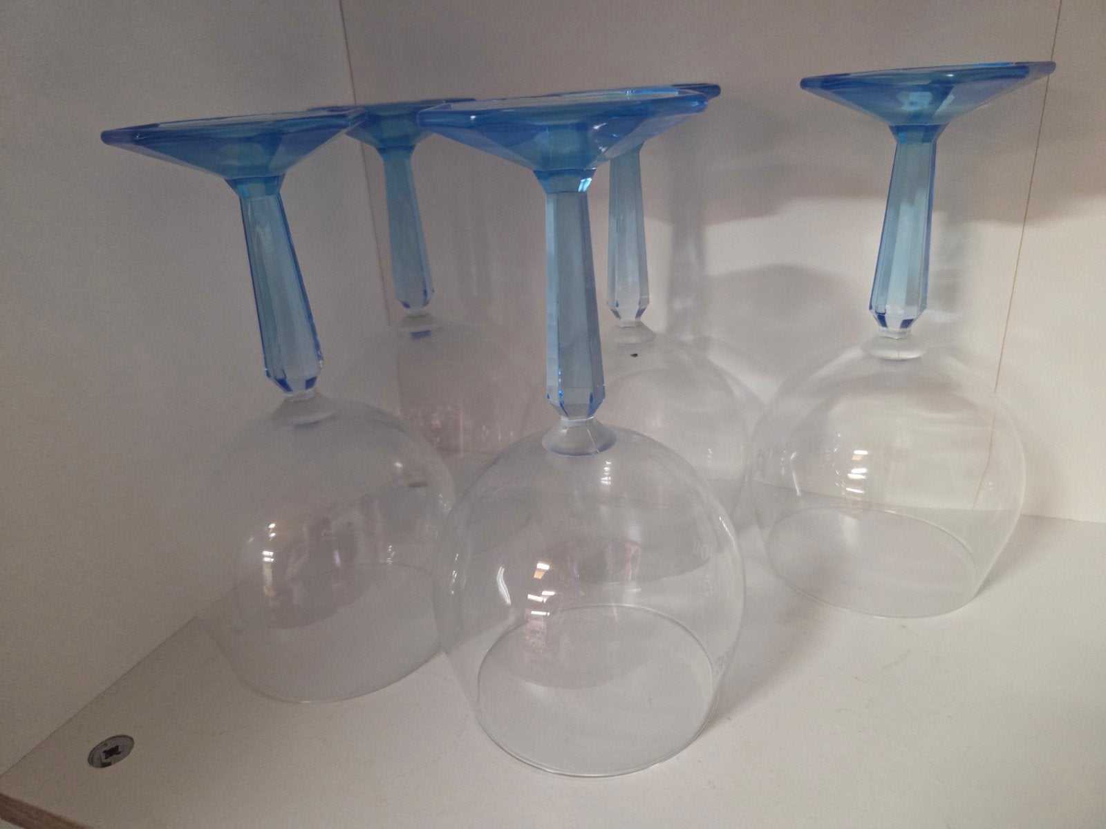 5 bijzondere glazen op een hoge aqua blauwe voet., Glas of Glazen, Ophalen of Verzenden, Modern, Glas