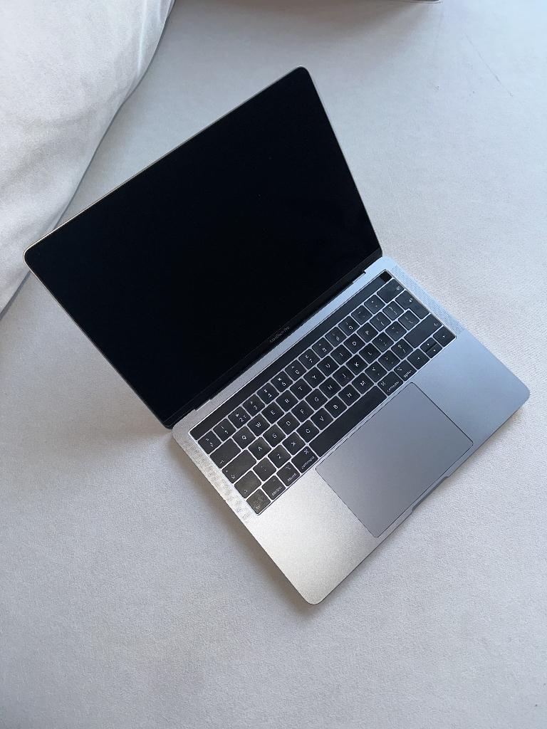 MacBook Pro 13 2019 - defect door waterschade, Computers en Software, Apple Macbooks, 2 tot 3 Ghz, 13 inch, 128 GB of minder, Niet werkend