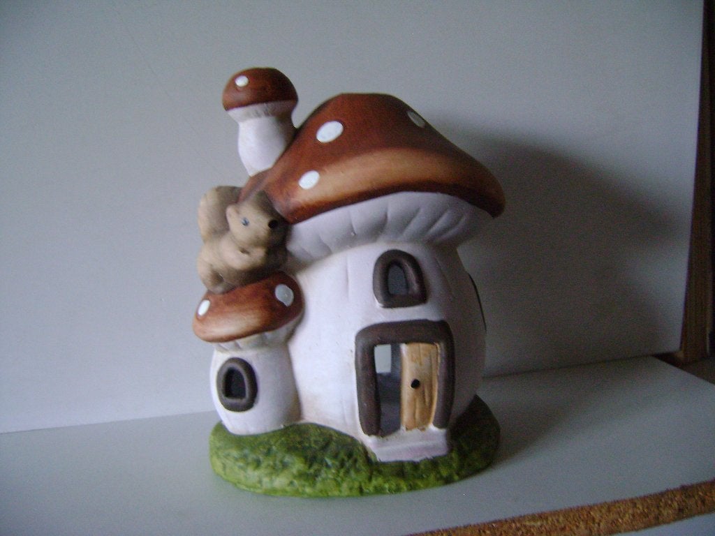 Waxinelichthouder polystone paddenstoel met eekhoorn 20cm, Meerkleurig, Waxinelichthouder, Ophalen of Verzenden, Zo goed als nieuw