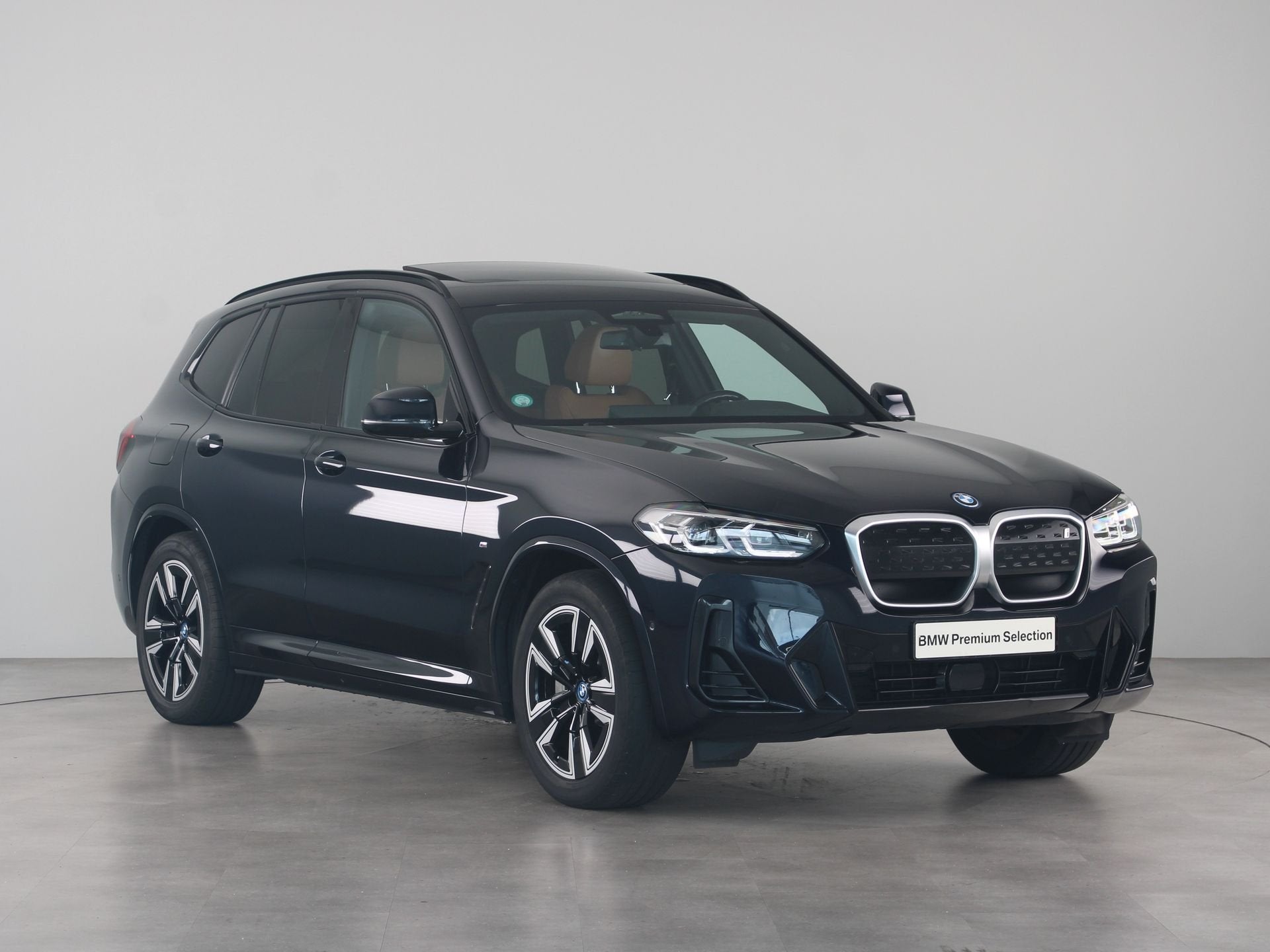 BMW iX3 Executive 80 kWh SoH 96% (bj 2022, automaat), Dealer onderhouden, Achterwielaandrijving, 750 kg, Zwart