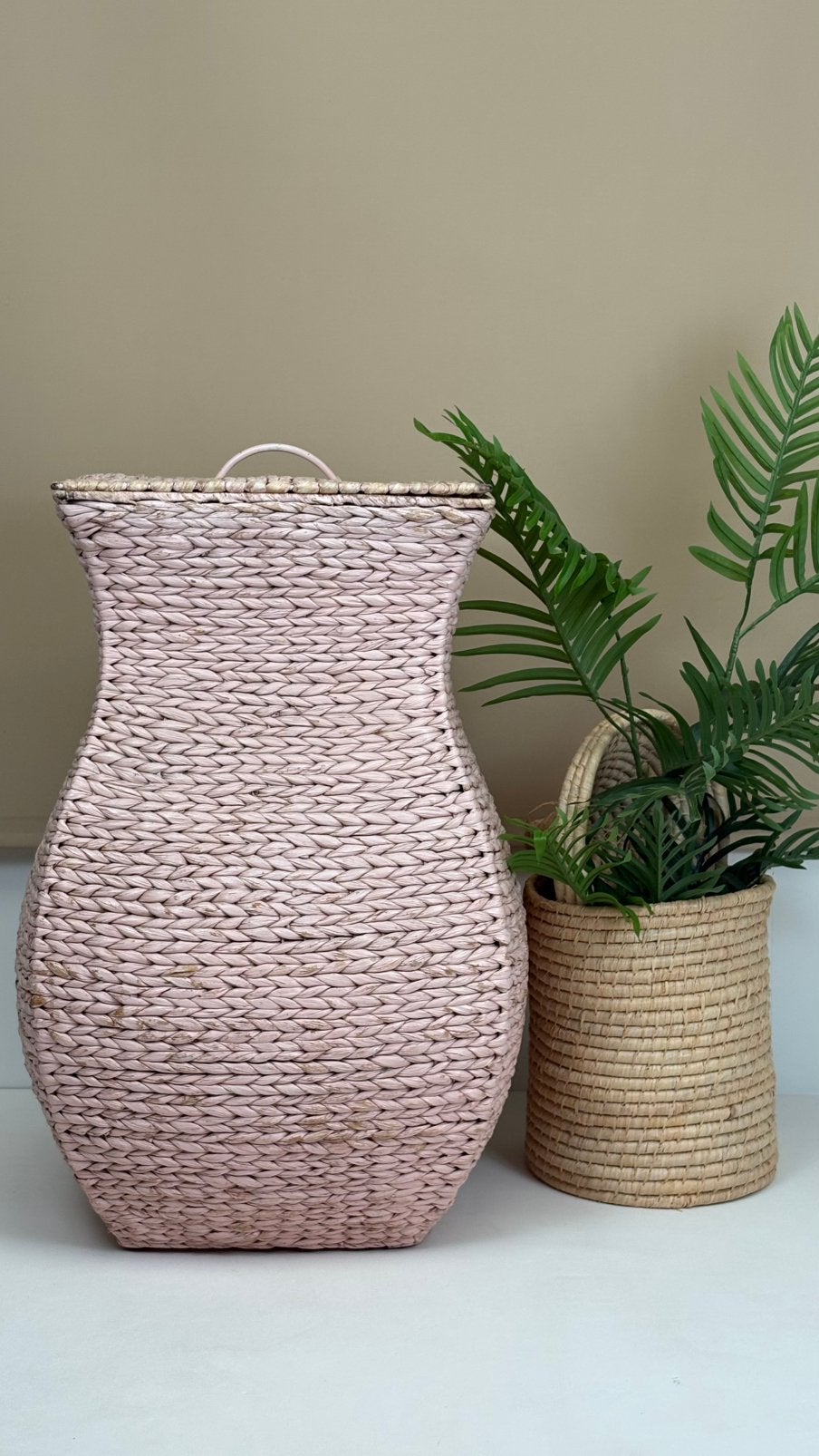 Grote lichtroze rotan gevlochten vintage mand deksel 70 cm, Mand, Vintage, Vintage, Met deksel