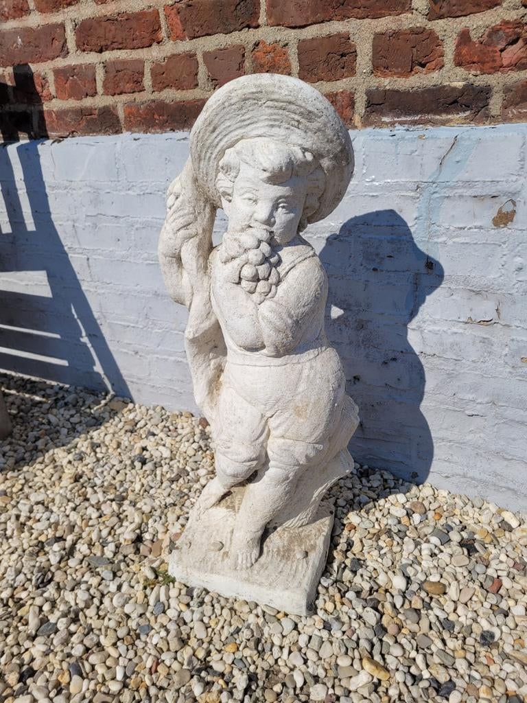 Stenen tuinornament jongen met druiven, 70cm hoog, Tuin en Terras, Tuinbeelden, Gebruikt, Mensenbeeld, Steen, Ophalen of Verzenden