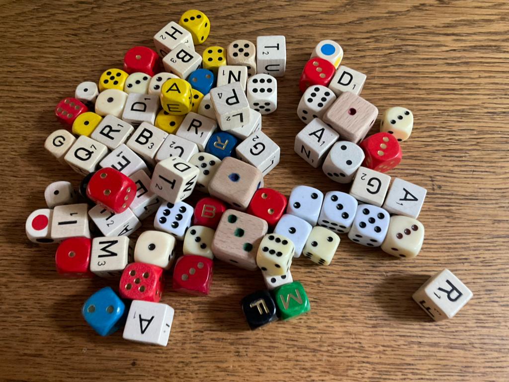 85 Diverse Dobbelstenen - Cijfer, Letter & Kleurrijk, Ophalen of Verzenden, Zo goed als nieuw