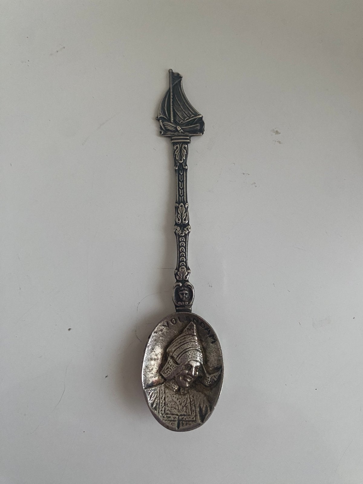 lepeltje met bootje  en klederdracht  meisje uit Spakenburg, Antiek en Kunst, Antiek | Bestek, Ophalen of Verzenden