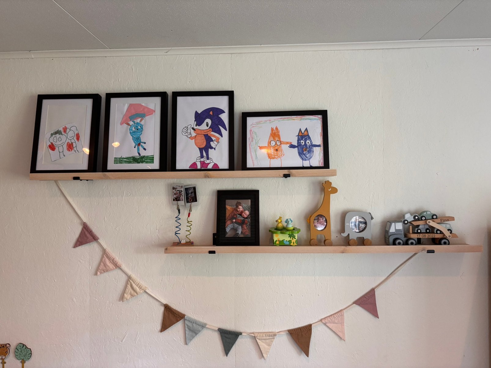2 IKEA wandplanken hout met zwarte dragers, Huis en Inrichting, Ophalen, Zo goed als nieuw
