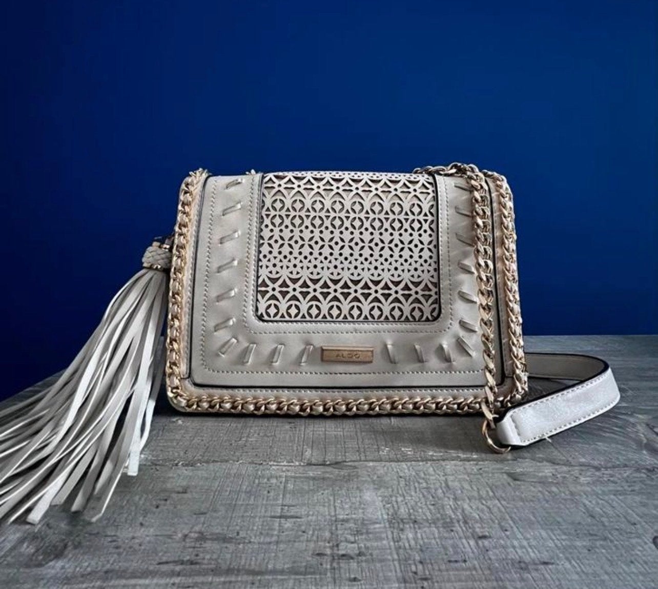 Aldo Crèmekleurige Handtas met Kwastje en Gouden Details, Sieraden, Tassen en Uiterlijk, Ophalen of Verzenden, Gebruikt, Beige