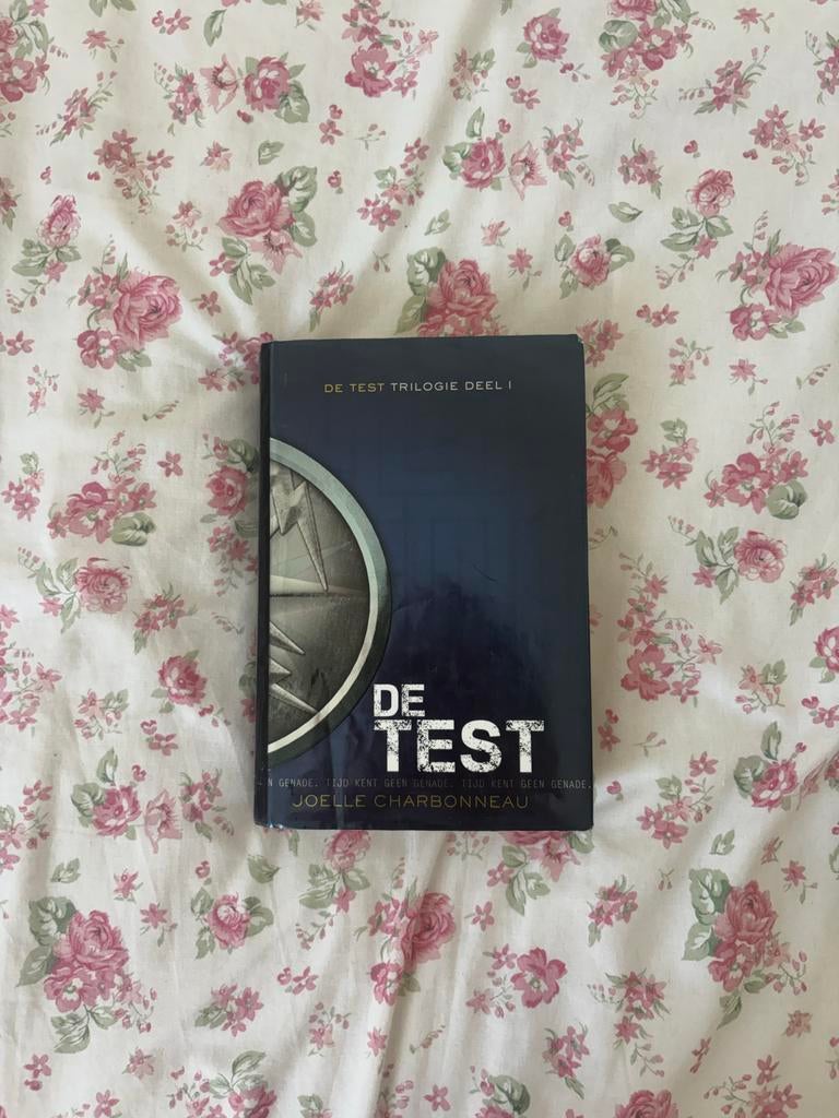 De Test Trilogie Deel 1 - Joelle Charbonneau, Boeken, Ophalen of Verzenden, Gelezen, Nederland