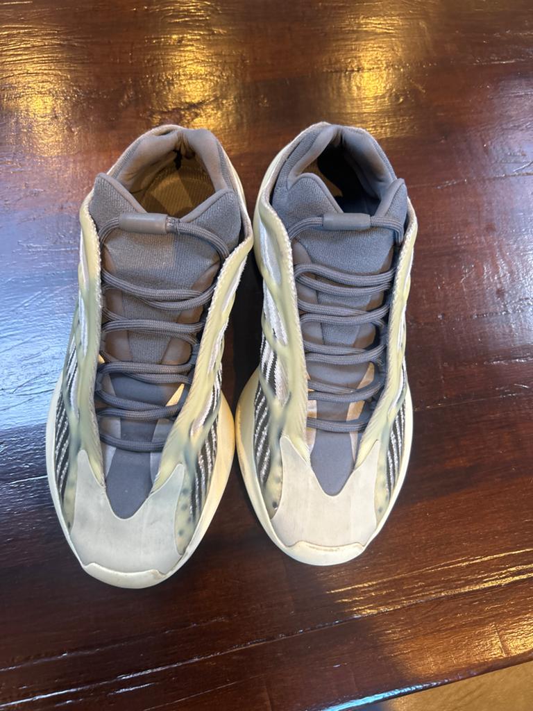 Yeezy 700 V3 Azael - Maat 42,5, Kleding | Heren, Schoenen, Ophalen of Verzenden, Zo goed als nieuw, Overige kleuren, Sneakers of Gympen