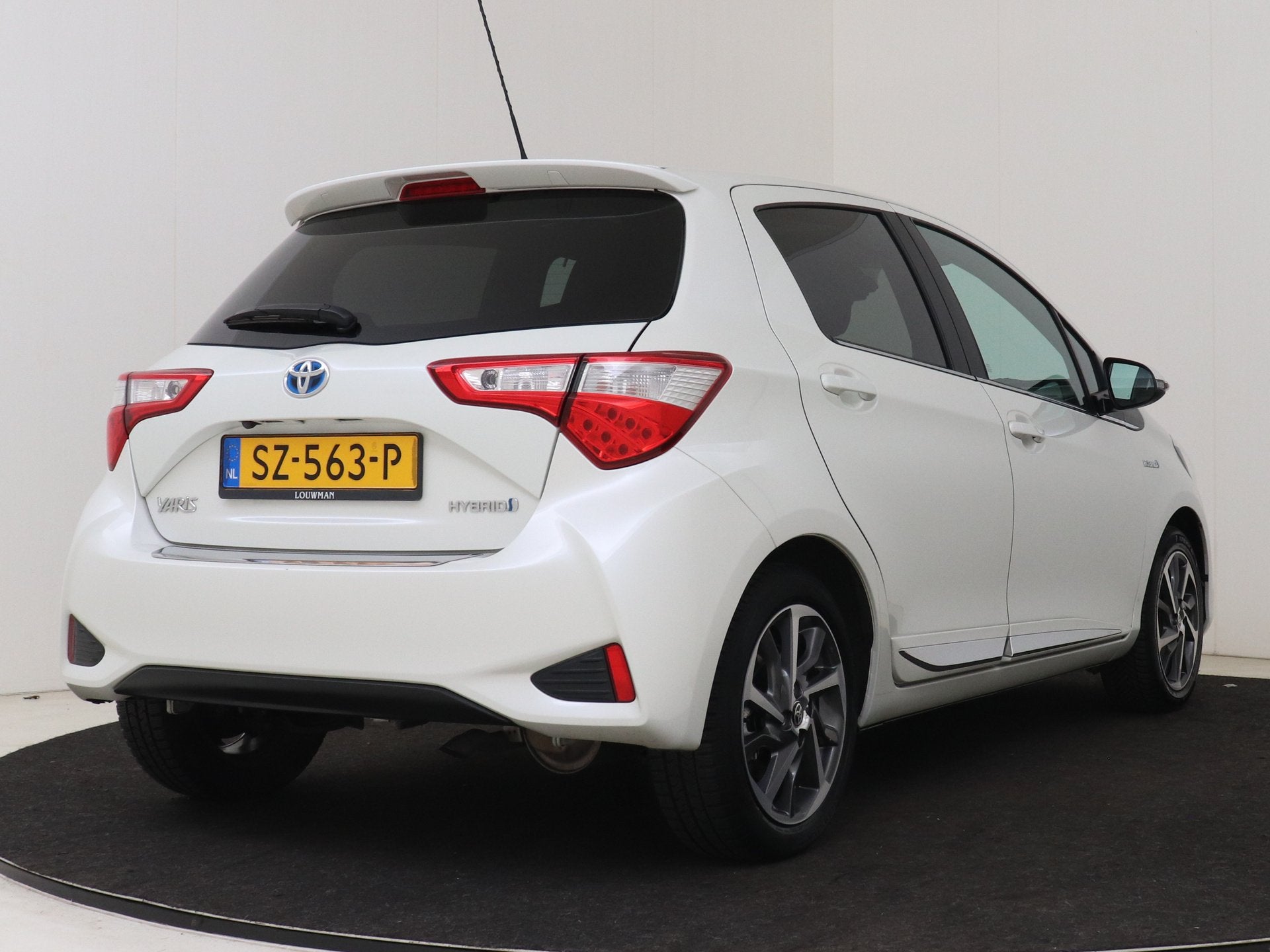 Toyota Yaris 1.5 Hybrid Premium | Dealer Onderhouden | Panor, 12 maanden, Gebruikt, 4 cilinders, Leder en Stof