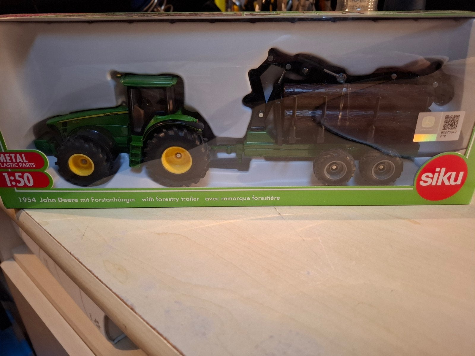 Siku 1954 John Deere met Forstanhänger (1:50), Hobby en Vrije tijd, Ophalen of Verzenden, Nieuw