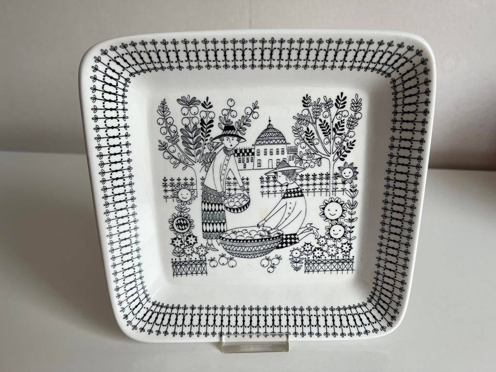 Arabia Finland Emilia Schaal Appelplukkers Raija Uosikkinen, Antiek en Kunst, Ophalen of Verzenden