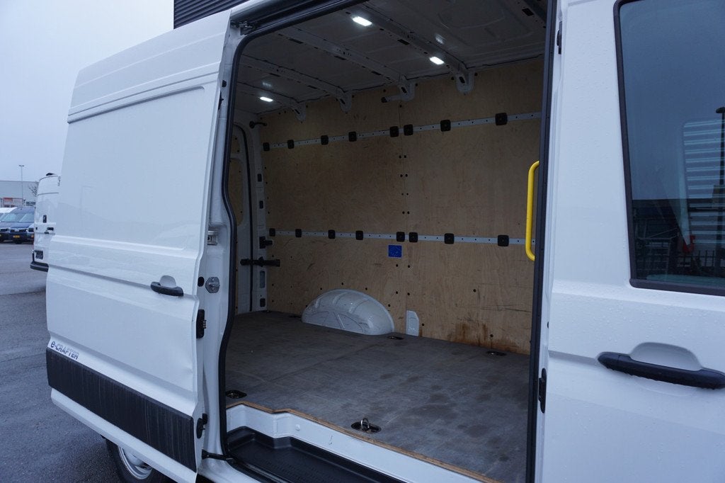 Volkswagen e-Crafter Crafter Elektrisch L3H3/L2H2 36 kWh 136, Auto's, Bestelauto's, Gebruikt, Zwart, Volkswagen, Wit