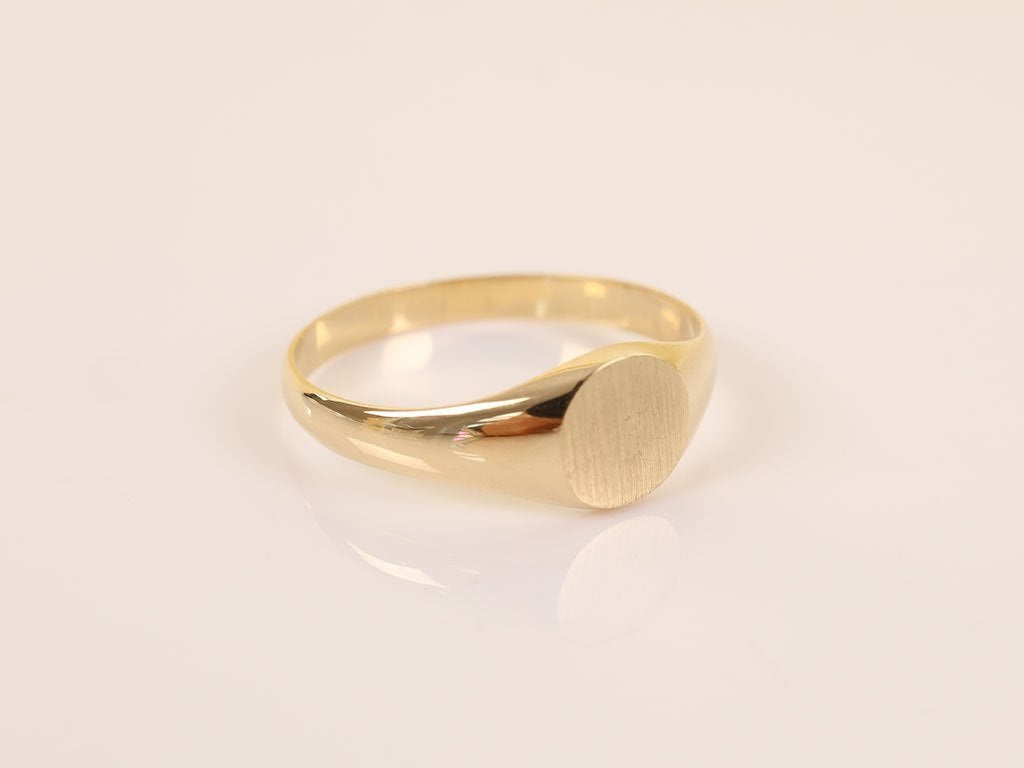 18 Karaat Gouden Pinkring Met Ronde Zegel, Ophalen of Verzenden, Dame, Goud, Goud