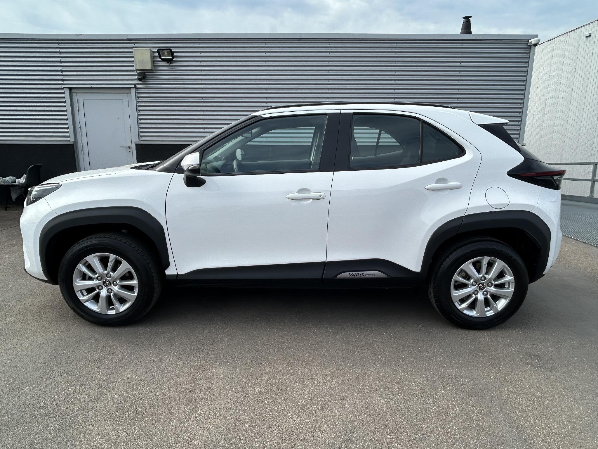 Toyota Yaris Cross 1.5 Hybrid 115 Active 3x div. kleuren bes, Auto's, Stof, Gebruikt, 1165 kg, 116 pk